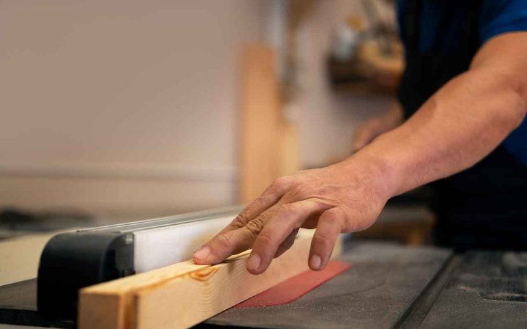 couper-une-plinthe-avec-un-angle-de-45-degrés